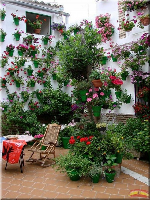decorar-jardines-y-terrazas-con-mucho-color-6-580x773