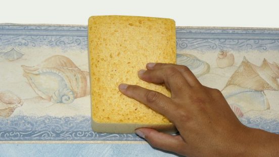 Él quiso disimular la unión del techo y colocó cenefa alta en pared