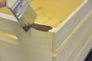 Crea una mesa estilo otomano con capacidad de almacenamiento hecho de